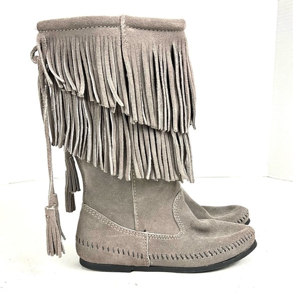 Minnetonka Grey 2-Layer Fringe Boots - Size 6 - Picture 2 of 11